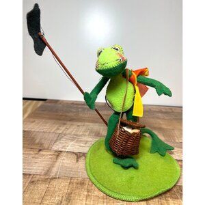 Annalee Vintage Green Freedy Frog Figurine With Basket & Fishing Rod